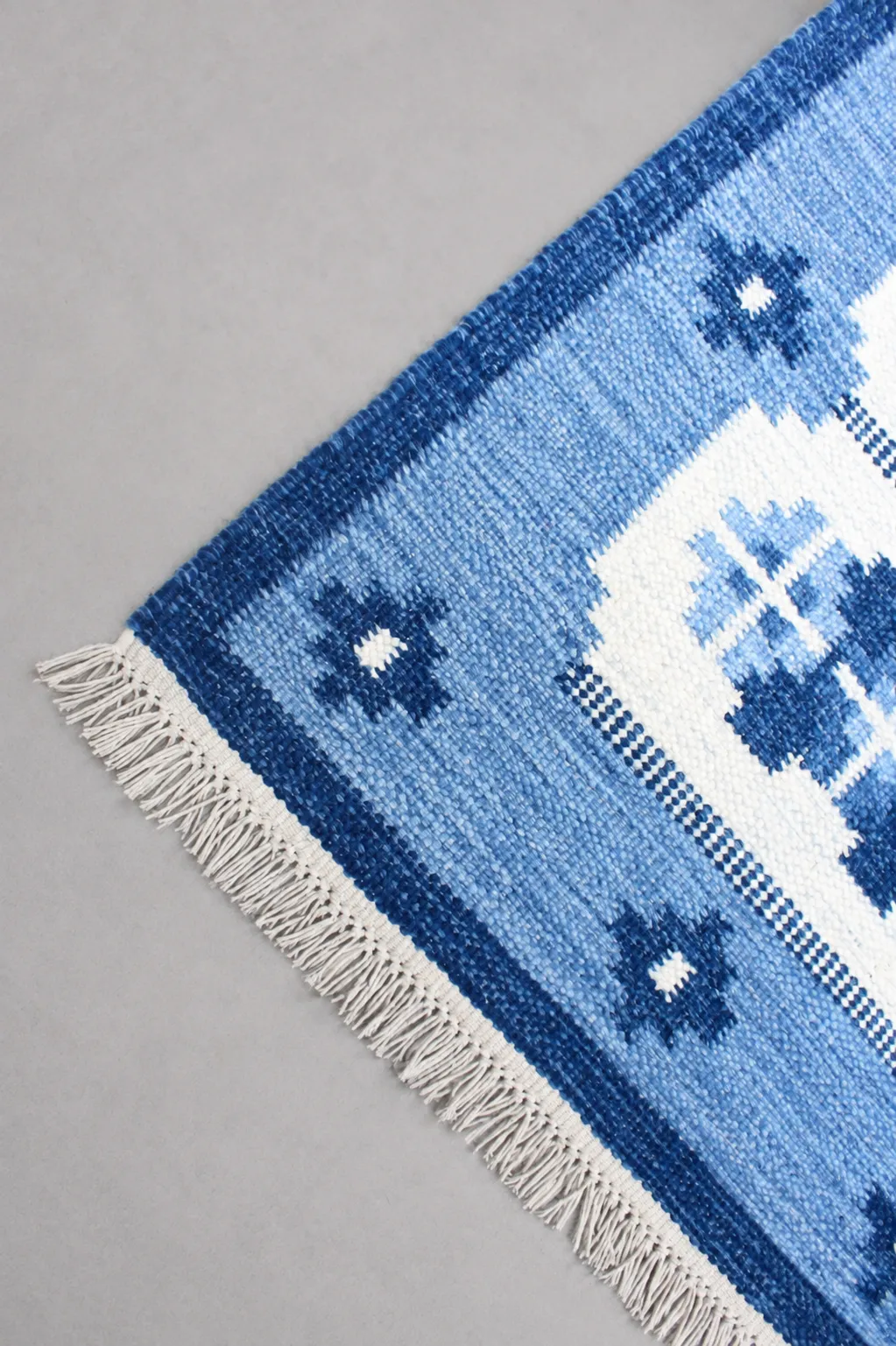 Flatwoven rug edge and fringe finishing
